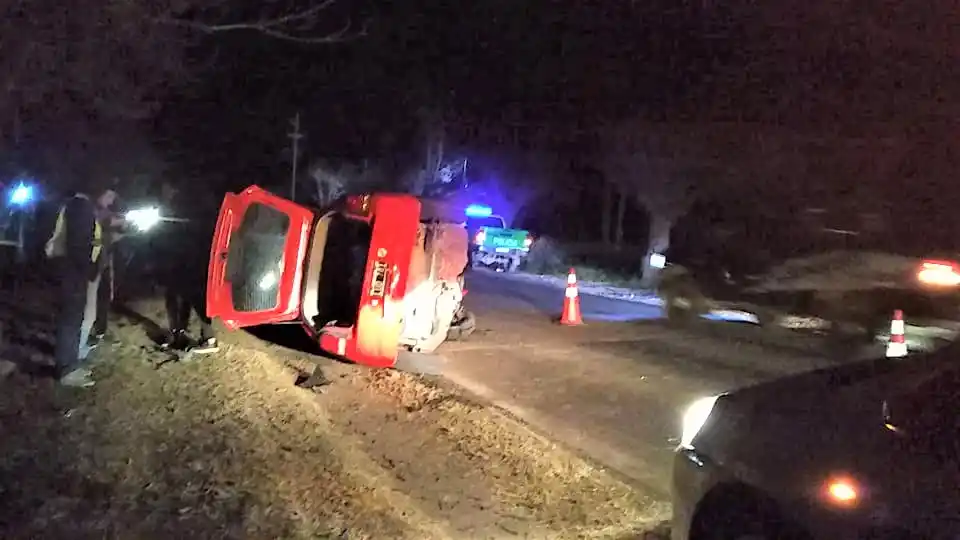 El conductor del auto que volcó en ruta 191 permanece en terapia intensiva