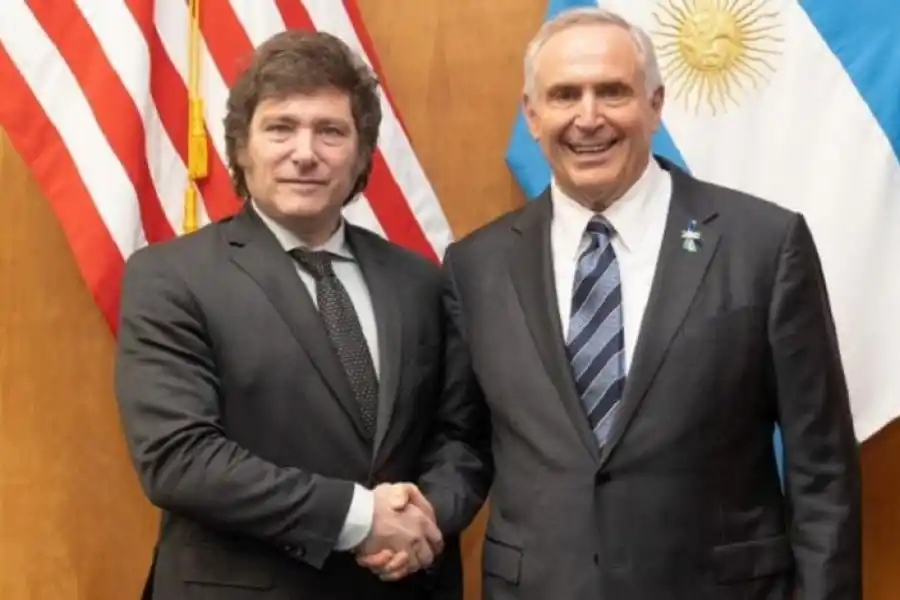 Con cambio de look, Milei se reunió con el embajador de EE.UU, Marc Stanley