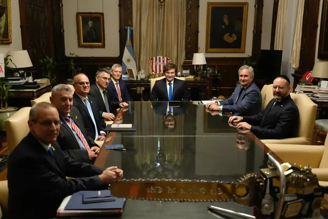 Milei junto al ministro de Relaciones Exteriores del Estado de Israel, Gideon Sa’ar, y el embajador de Israel en Argentina, Eyal Sela, en la Casa Rosada.