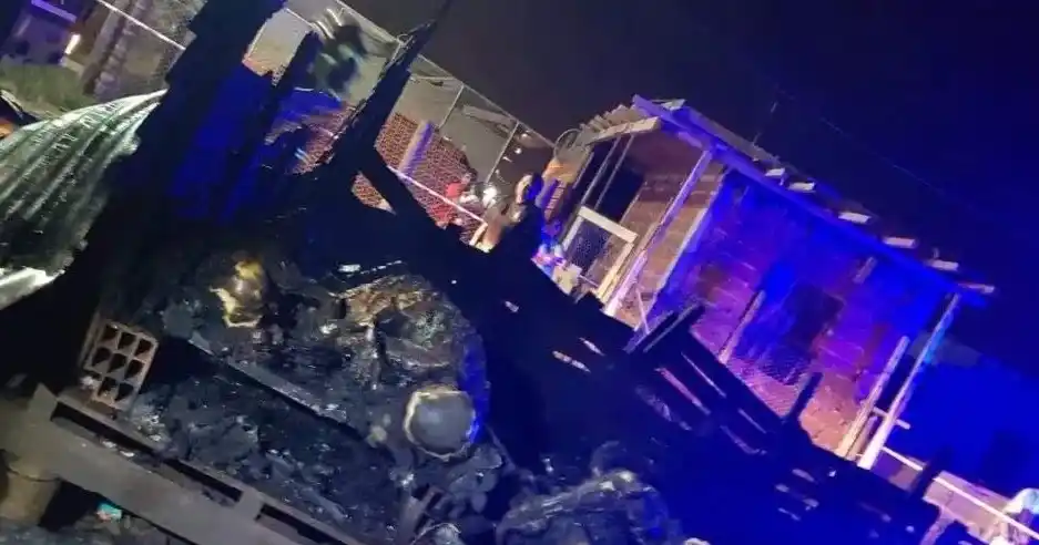 Prendieron una vela y se incendió la casa por completo: tres hermanos muertos