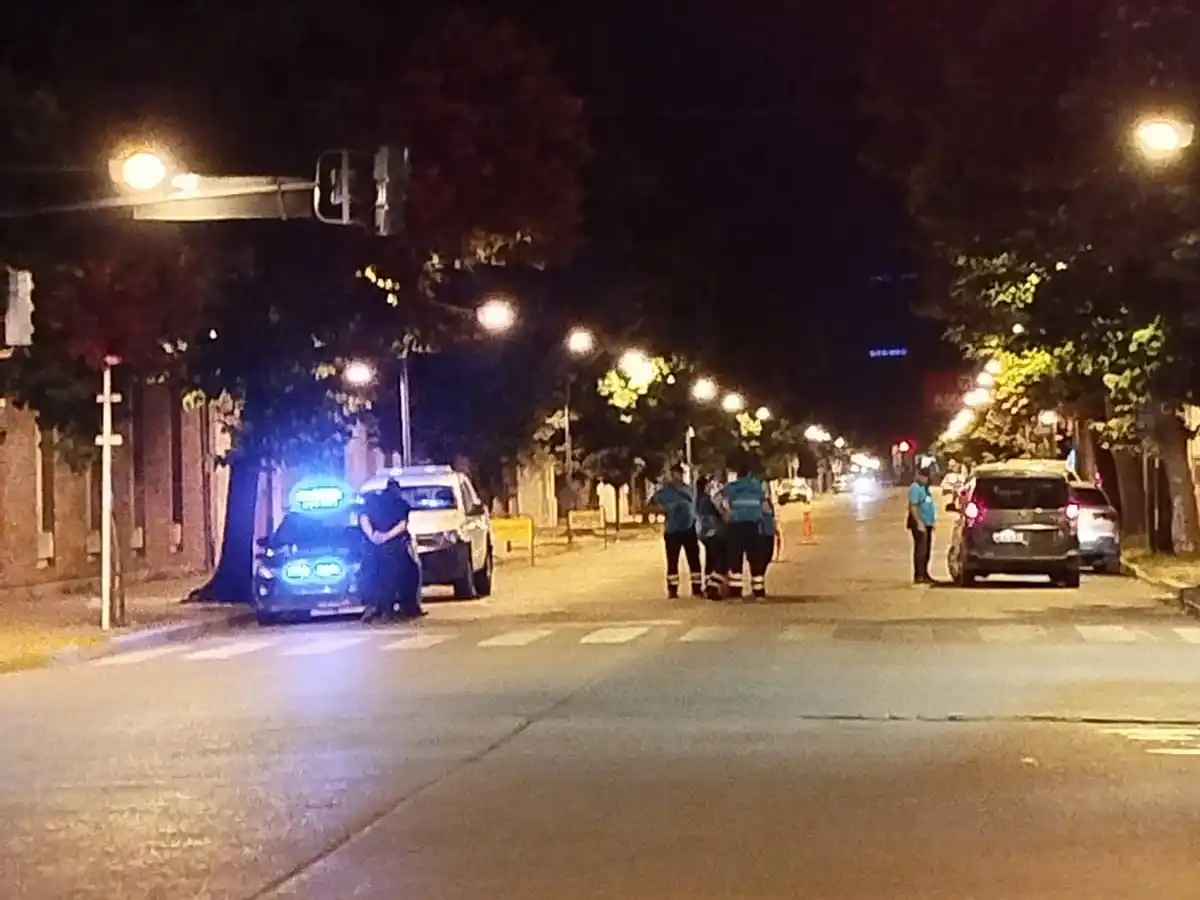 Personal de tránsito realizando controles en la zona céntrica de la ciudad.