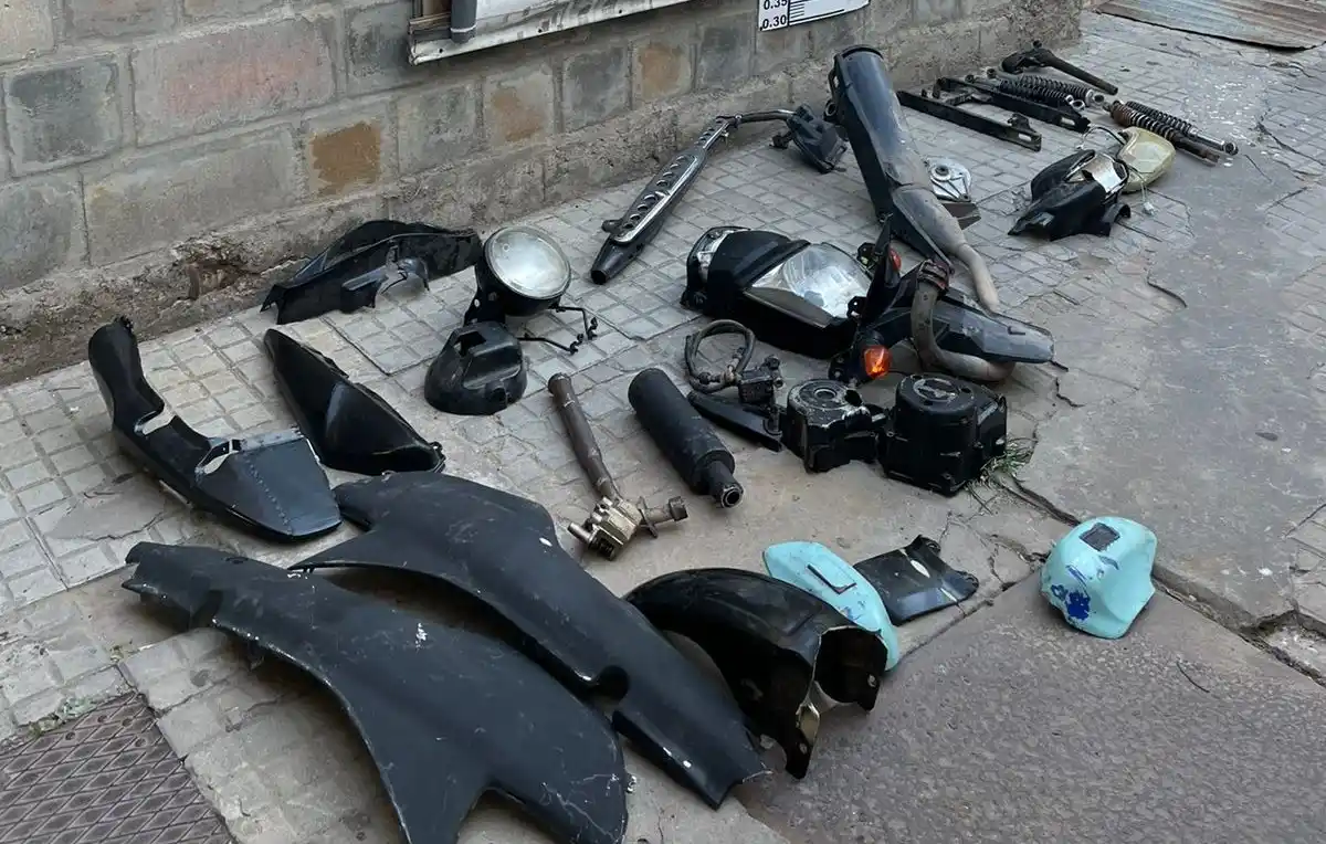 En el allanamiento secuestraron partes de tres motos diferentes y arrestaron a una persona.