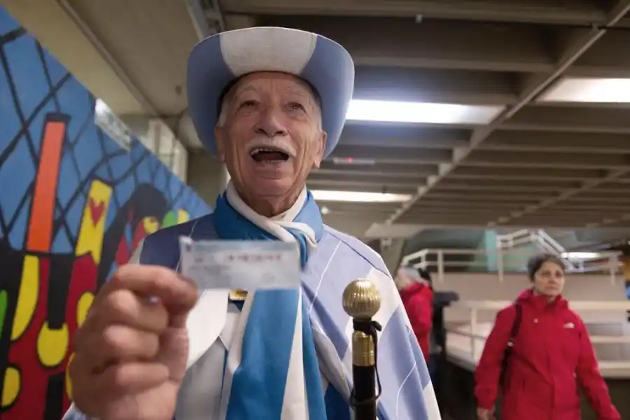 Jorge Williams, el excéntrico sastre que con 81 años sigue yendo a votar