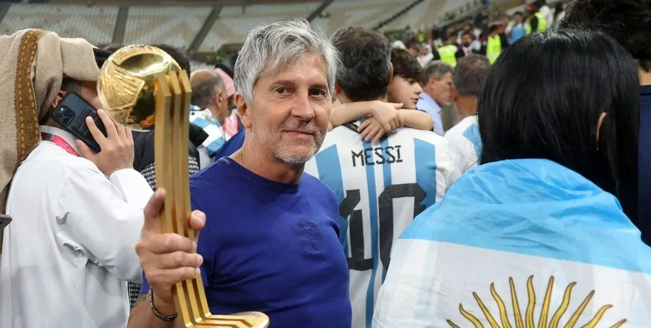 Jorge Messi junto al trofeo de su hijo recibido tras ser elegido como mejor jugador del Mundial Qatar 2022.