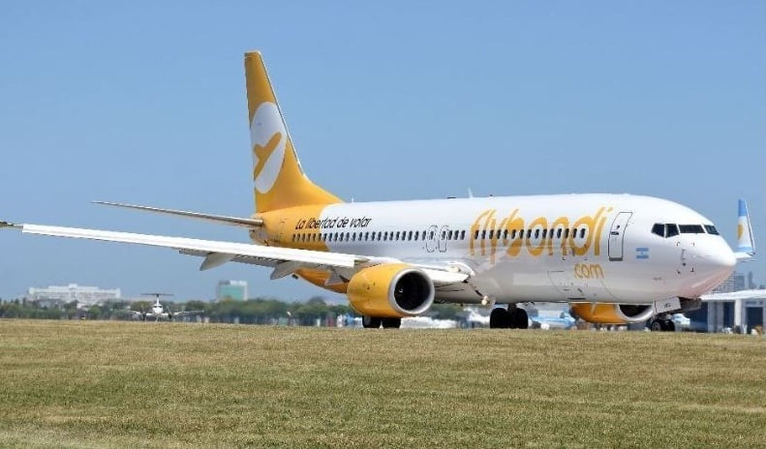 Flybondi comenzó a volar a Mar del Plata: Cuánto sale el pasaje aéreo en comparación con el bus