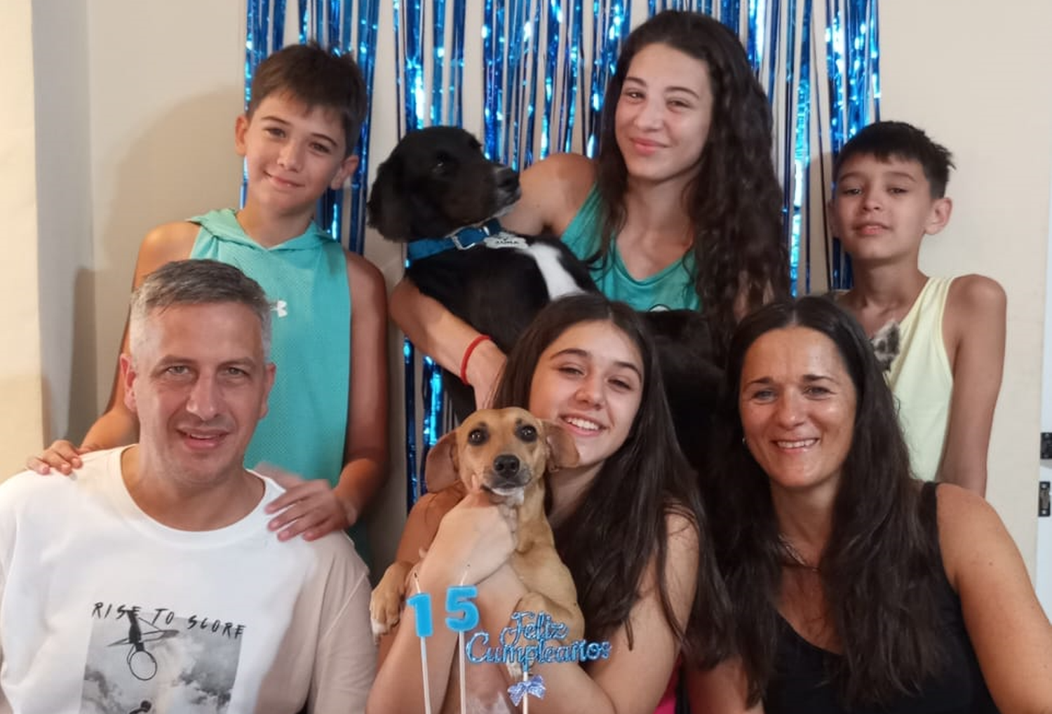 Virginia junto a su esposo, sus hijos y sus sobrinos completan una familia unida por el amor y la fortaleza.