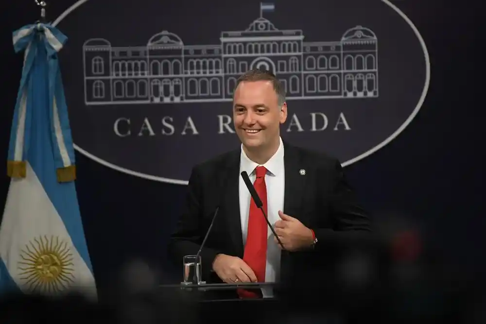 Inocencia Fiscal: Adorni y su esposa pidieron adherir al régimen simplificado de Ganancias