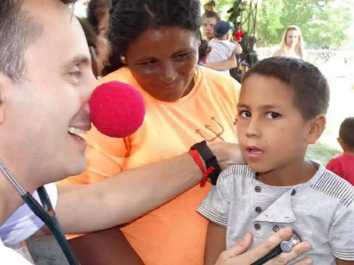 "¿Me regalás una hora?": médicos atienden gratis a gente en situación de calle