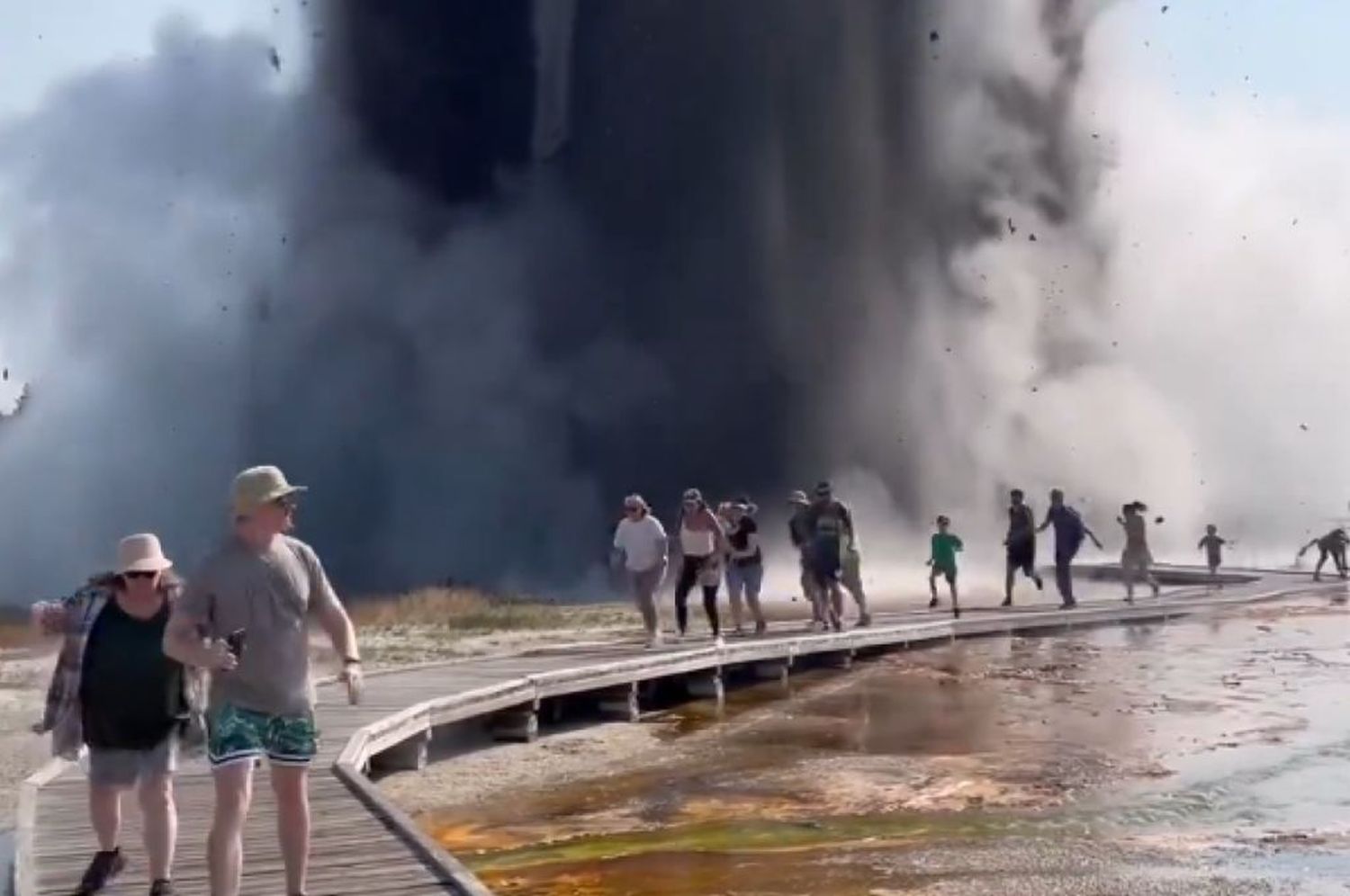 Pánico en el Parque Nacional de Yellowstone: los turistas fueron sorprendidos por una erupción