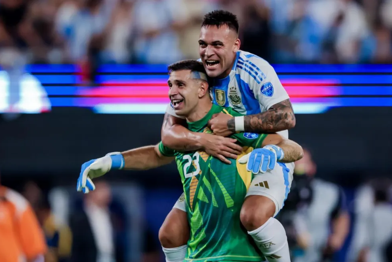 Dibu Martínez y Lautaro Martínez, entre los nominados al balón de oro.