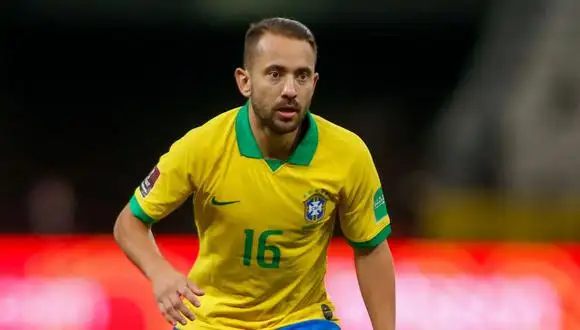 Everton Ribeiro, posible titular en Brasil.