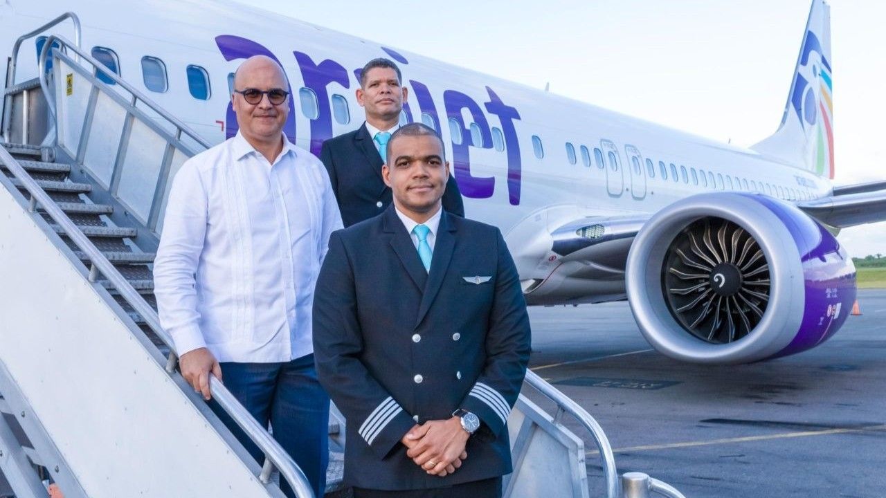 Arajet promotes first Dominican pilots to captains of its Boeing 737 MAX 8 fleet