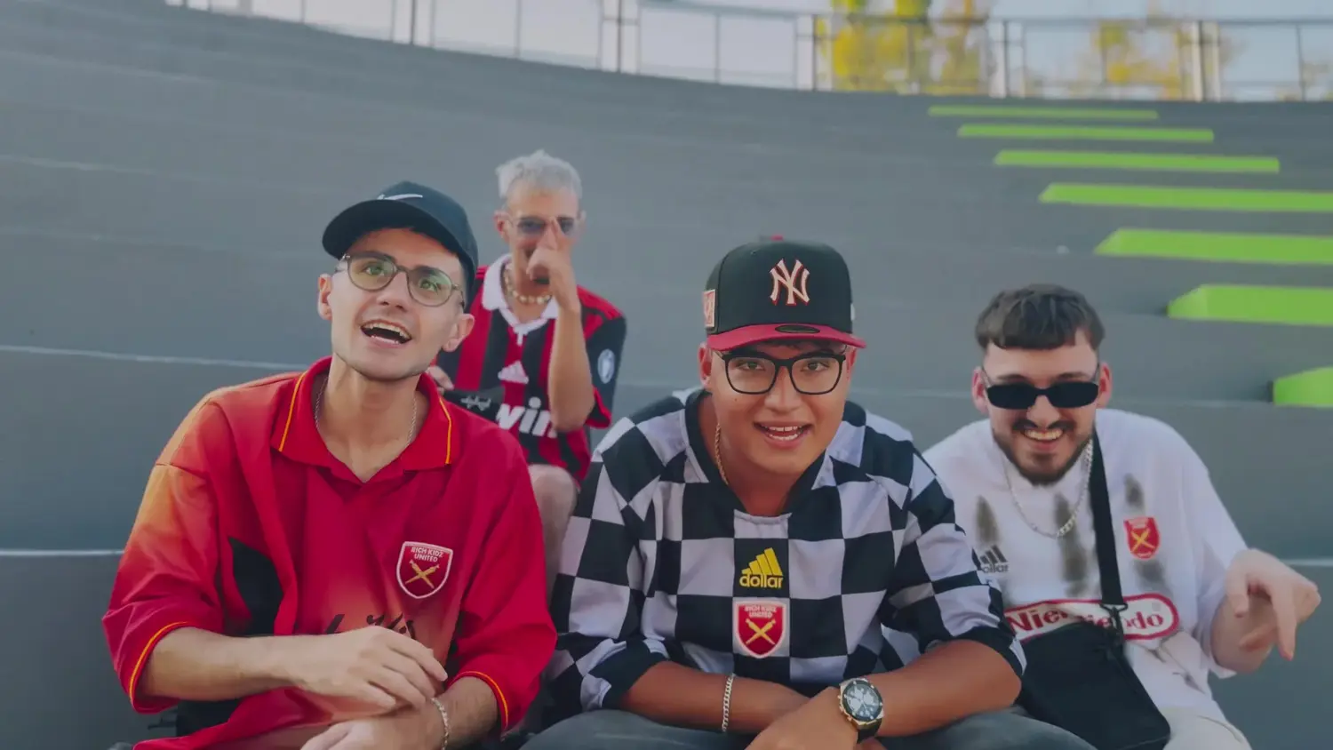 En el centro, JVNRoman, en la filmación del videoclip de Ganador, junto a Franco Lionti, Luk D y Skar NS.