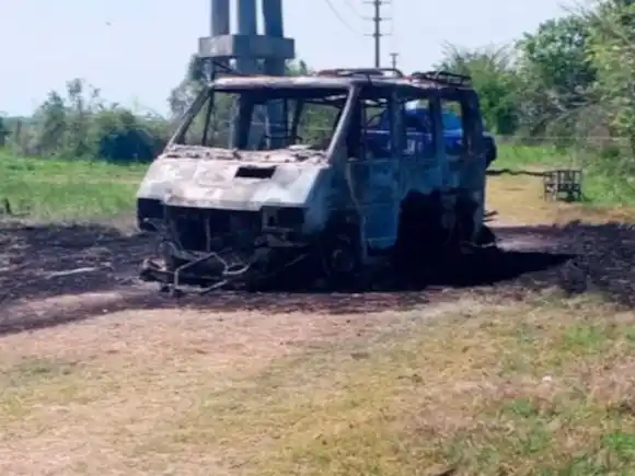 Conmoción en Santa Fe: encontraron restos humanos en una camioneta que apareció quemada en una zona rural