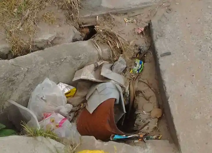Un pozo con basura en 42 y 75