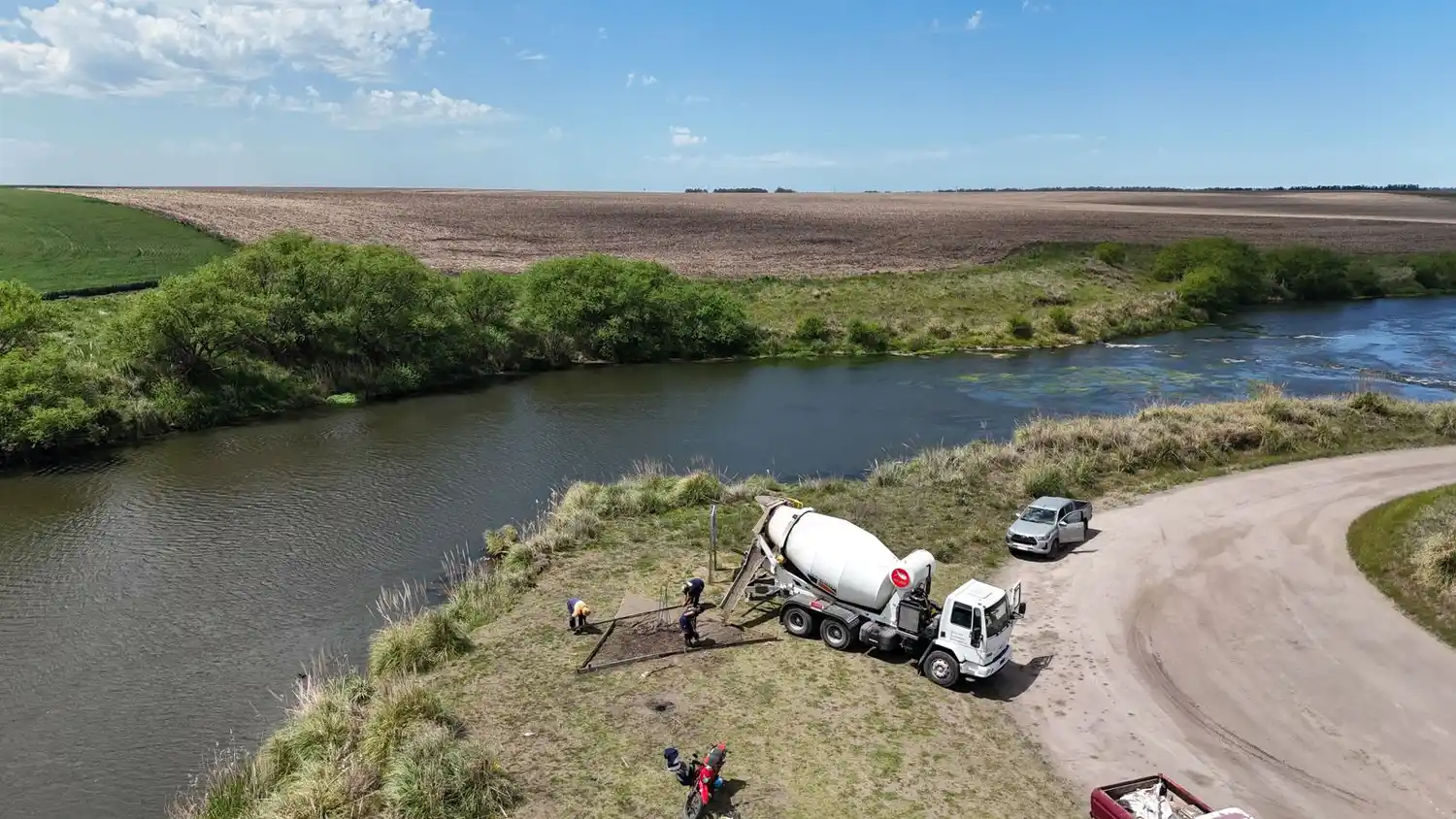 Postal del río. Con el trabajo de construcción de las estaciones