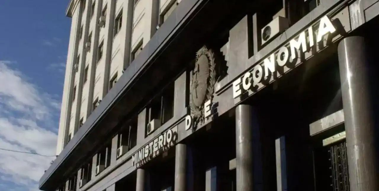 El Gobierno recortó el gasto en $ 128 mil millones 