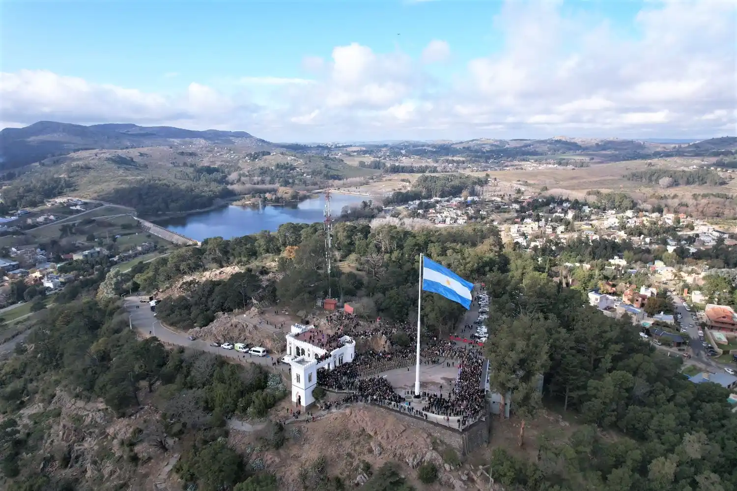 Superó al ubicado en Chascomús: Tandil inauguró el mástil de bandera más alto del territorio bonaerense