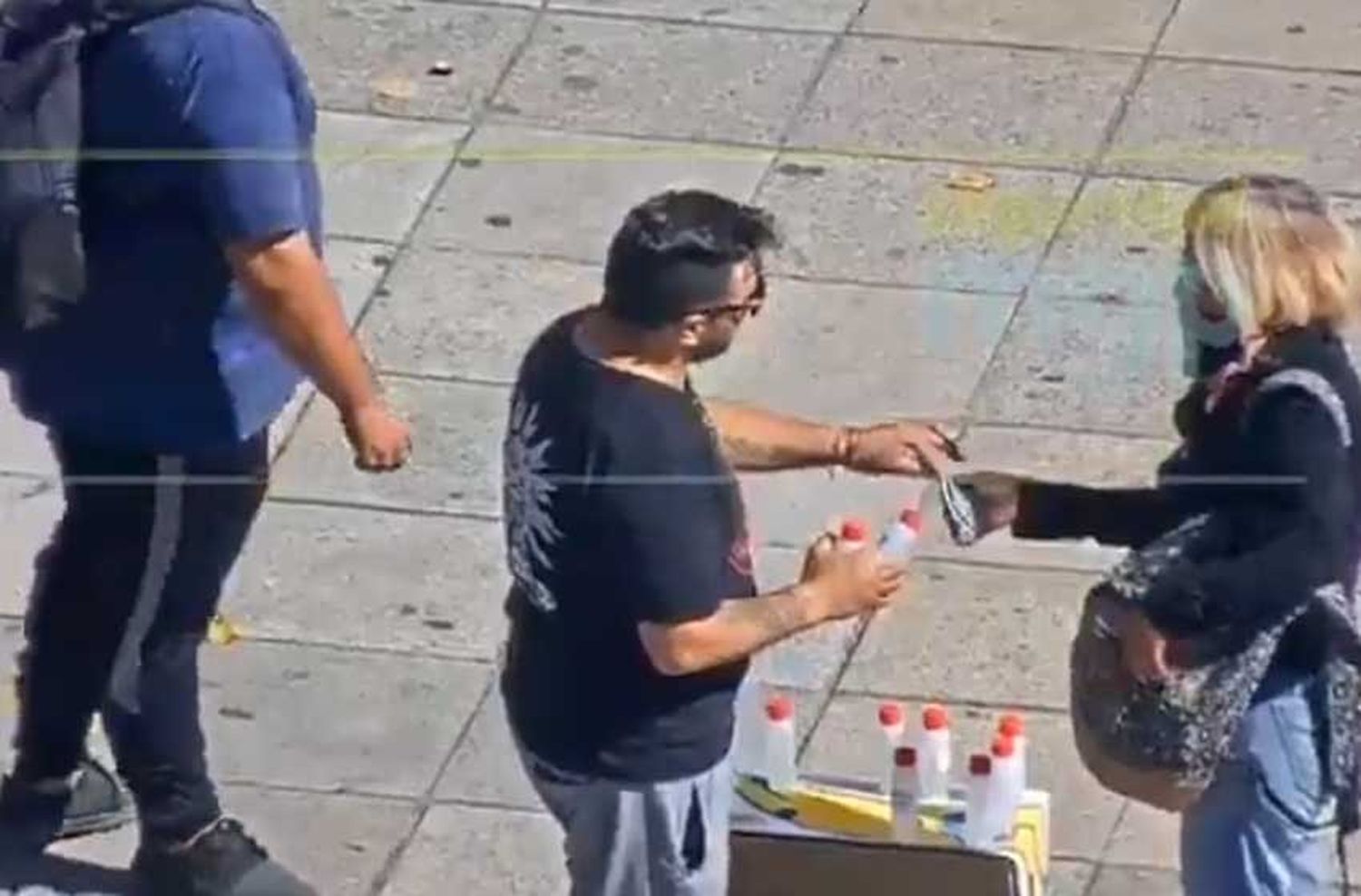 Sancionan a dos personas por vender alcohol en gel en la vía pública