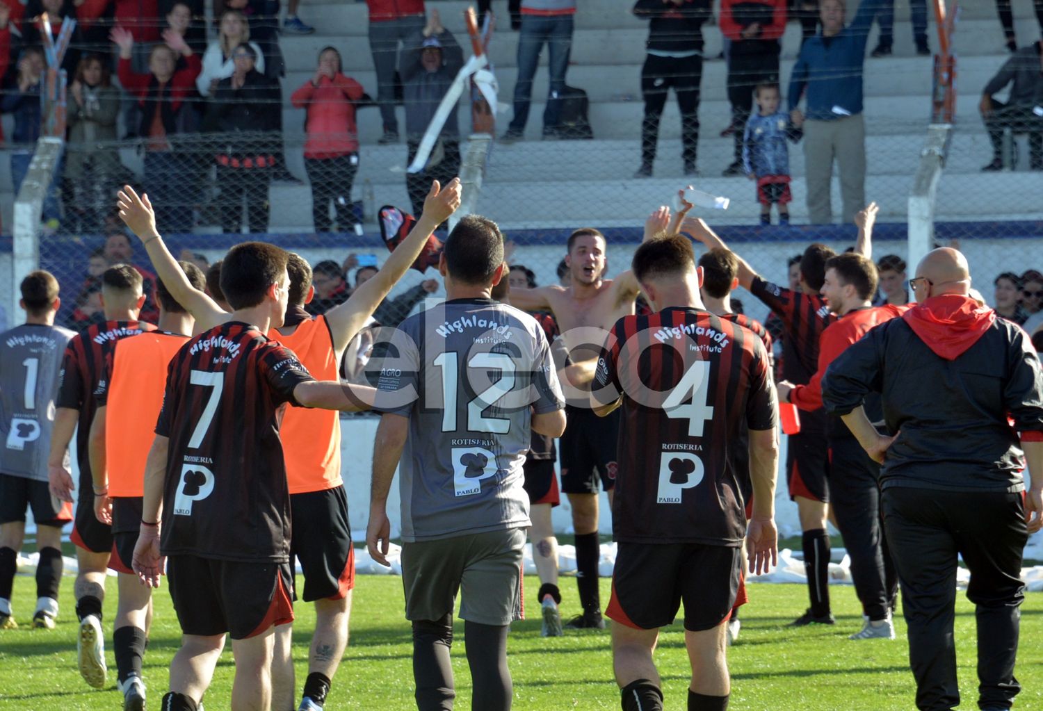 Tolosa, Gastón González y Mendía van a sumarse al festejo de sus compañeros.