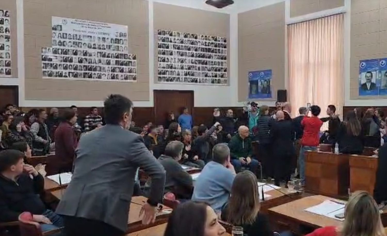 Accidentada sesión en el Concejo, con gritos, empujones, insultos y huevazos.