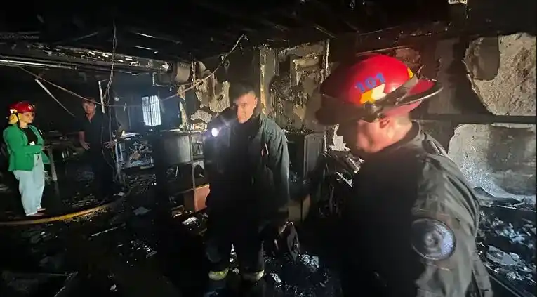 Se incendiaron las oficinas de la revista Anfibia: “La destrucción de nuestra redacción amada es total”