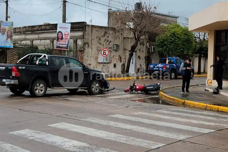 Grave accidente entre una camioneta y una moto: un hombre fue hospitalizado