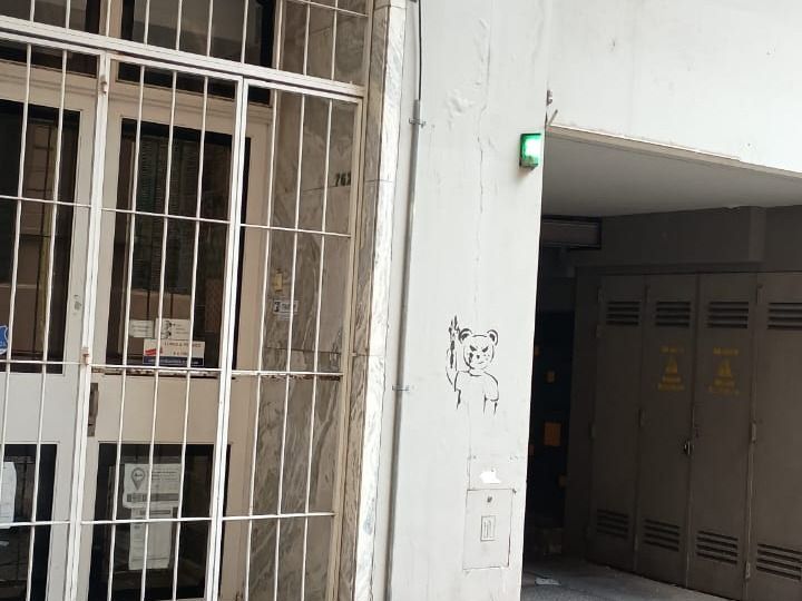 Un hombre resultó herido tras caer desde un edificio mientras trabajaba subido a una escalera en el centro.