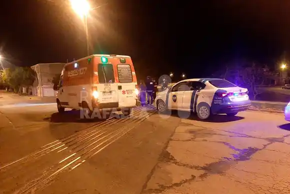 Fuerte accidente entre dos motos en la madrugada acabó con dos heridos