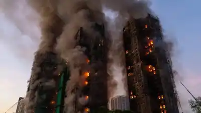 Impactante incendio en un complejo de edificios en Hong Kong: al menos 13 muertos y varias personas atrapadas