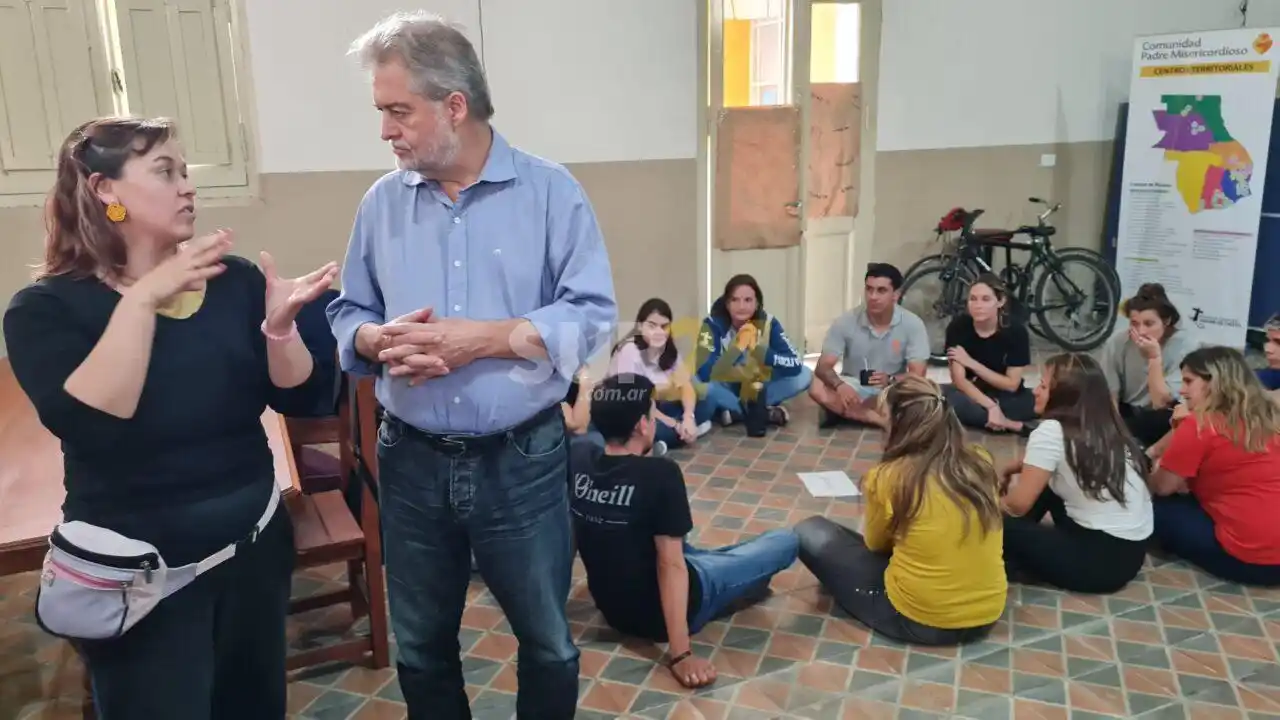 En el barrio La Tablada de Rosario, Mirabella recorrió la obra del Padre Belay