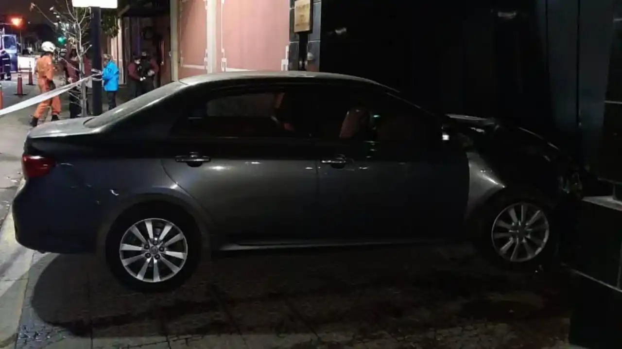 Un automovilista intentó derribar el portón de entrada de la Embajada de China