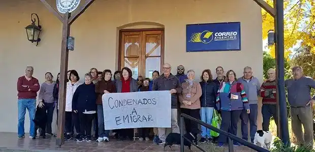 Los vecinos en la sede del Correo