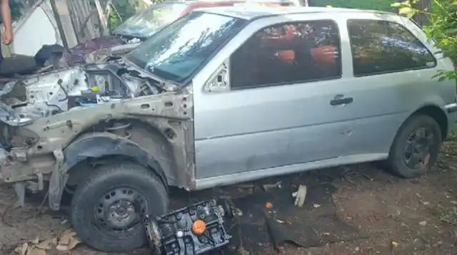 Apretó el botón antipánico por error y dejó al descubierto un desarmadero de autos en su casa