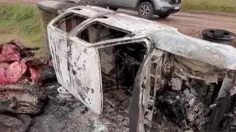 El auto fue incendiado