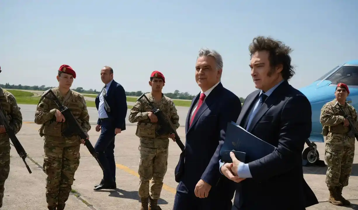 Martín Llaryora y Javier Milei.