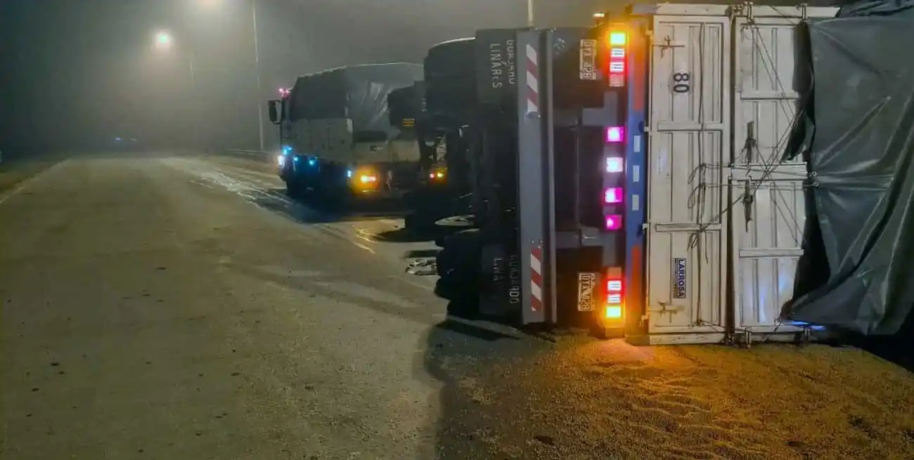 Por la neblina: volcó un camión en la Autovía 19 y quedó obstruyendo media calzada