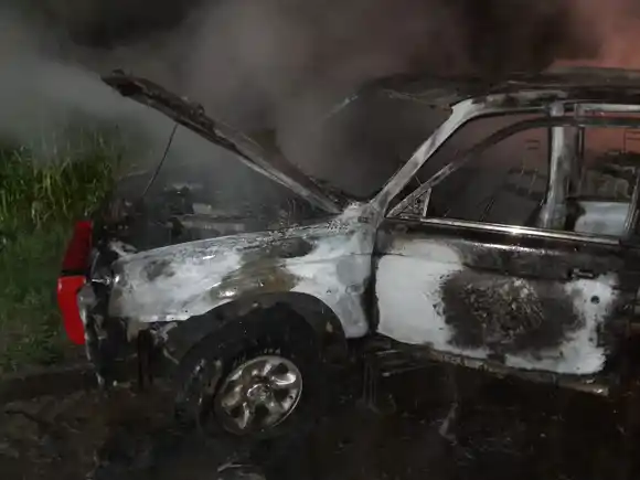 Un incendio consumió una camioneta en un camino rural y el dueño tuvo que ser hospitalizado