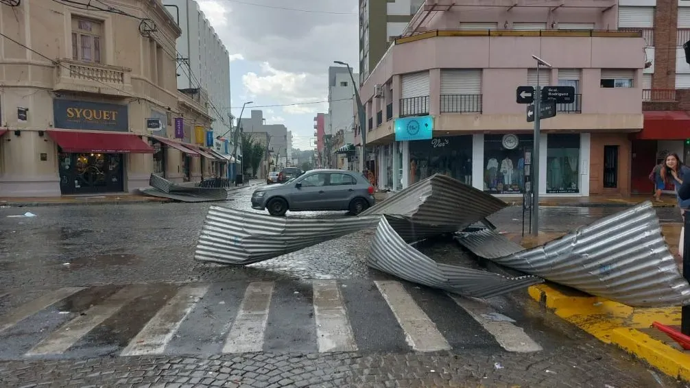 Fuerte temporal en Tandil: voladura de techos, caída de árboles y cortes de luz