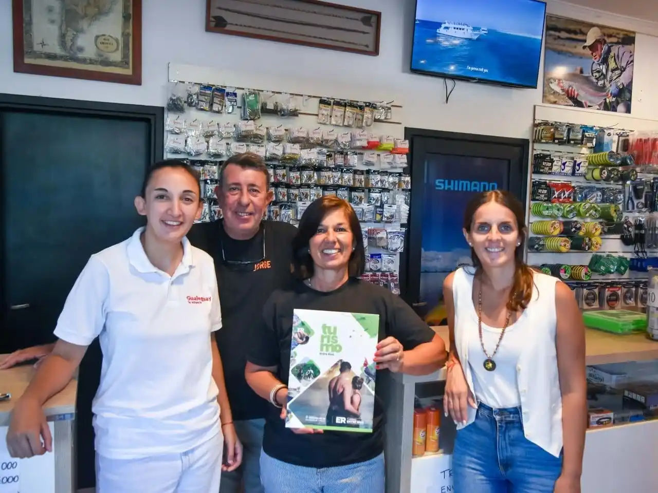 Azul Justet y Florencia Fernández, junto a emprendedores locales (centro).