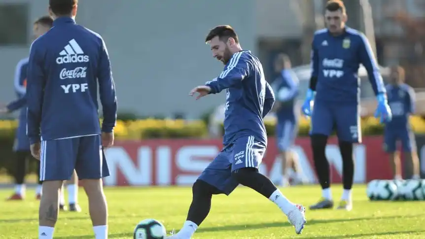 Scaloni probó con dos equipos diferentes pensando en el último amistoso
