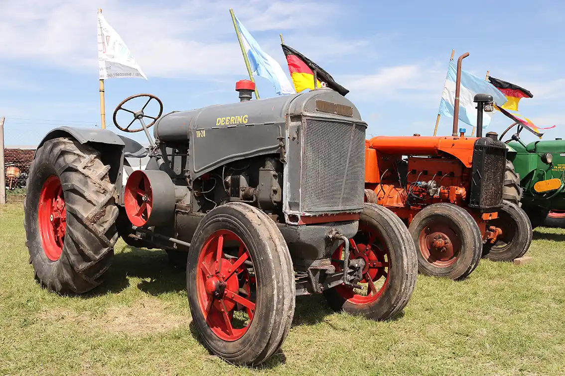 Los viejos tractores encendieron sus motores en una nueva fiesta