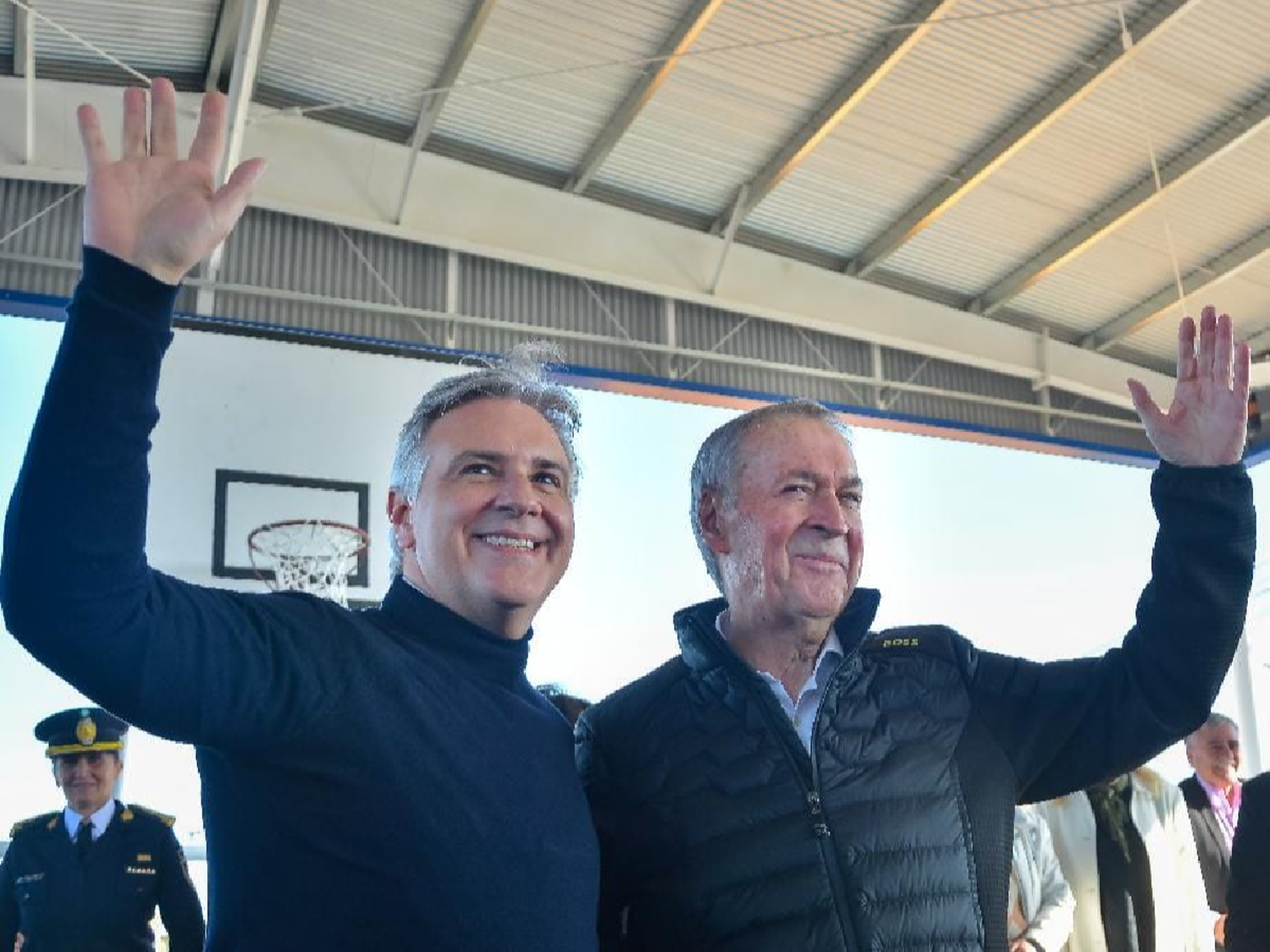 Schiaretti y Llaryora inauguraron un nuevo polideportivo en Villa Retiro