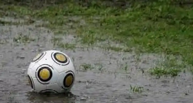 Fútbol: por las condiciones climáticas suspendieron los partidos programados para este domingo