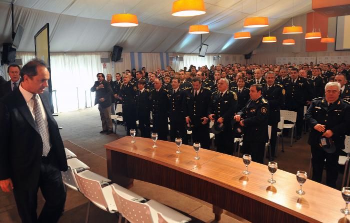 Scioli homenajeó a policías caídos y anunció medidas de seguridad