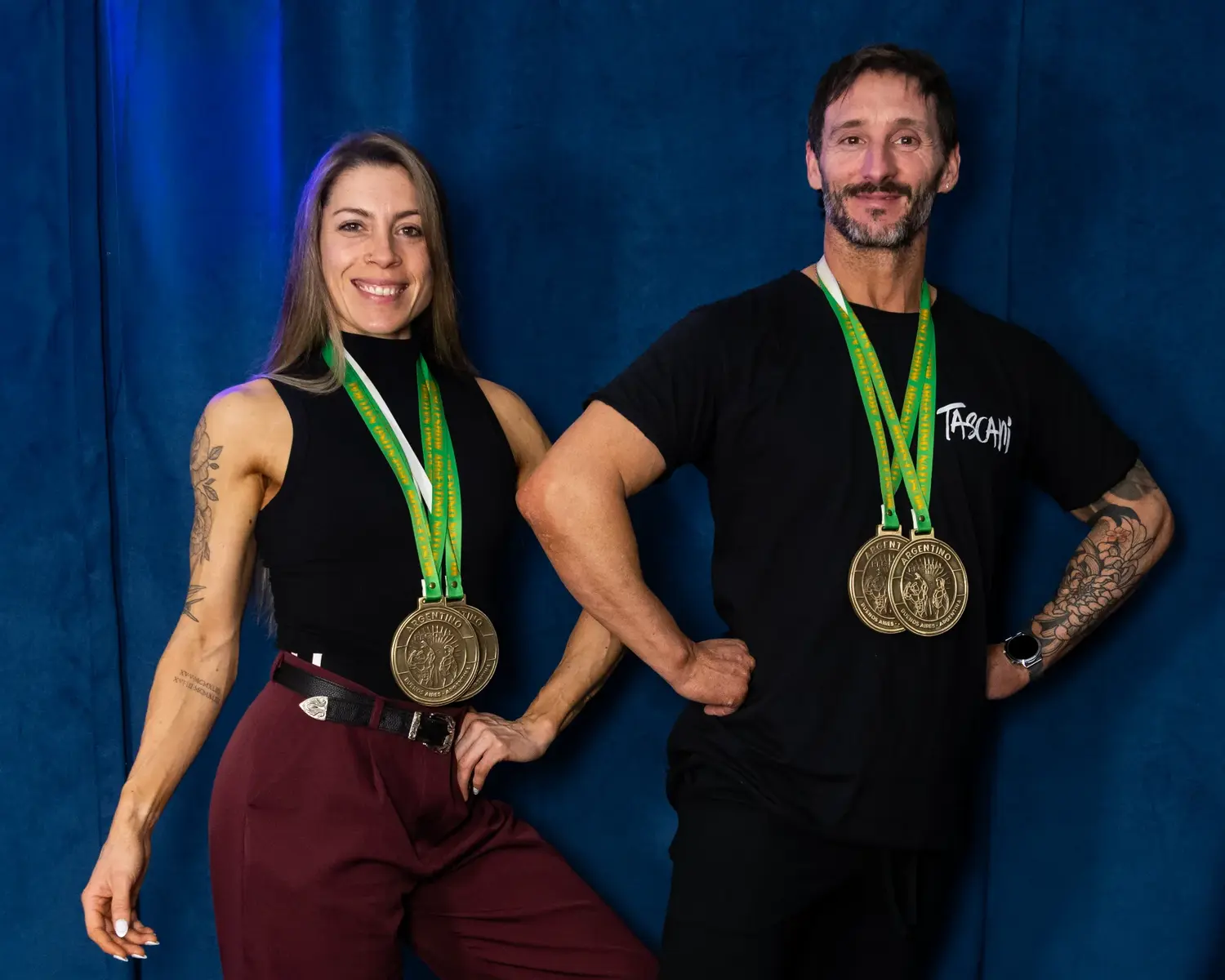 Jeanette Rodríguez y Pablo Heim posaron en la redacción de La Voz del Pueblo con sus medallas del Argentino Naturals