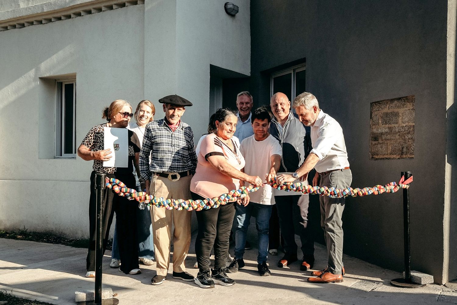 Crespo hace historia con la inauguración de viviendas construidas con ladrillos de PET reciclado