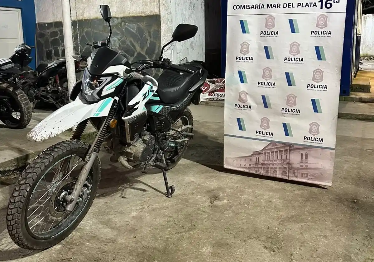 El joven imputado empujaba la moto por la calle cuando fue interceptado por policías.