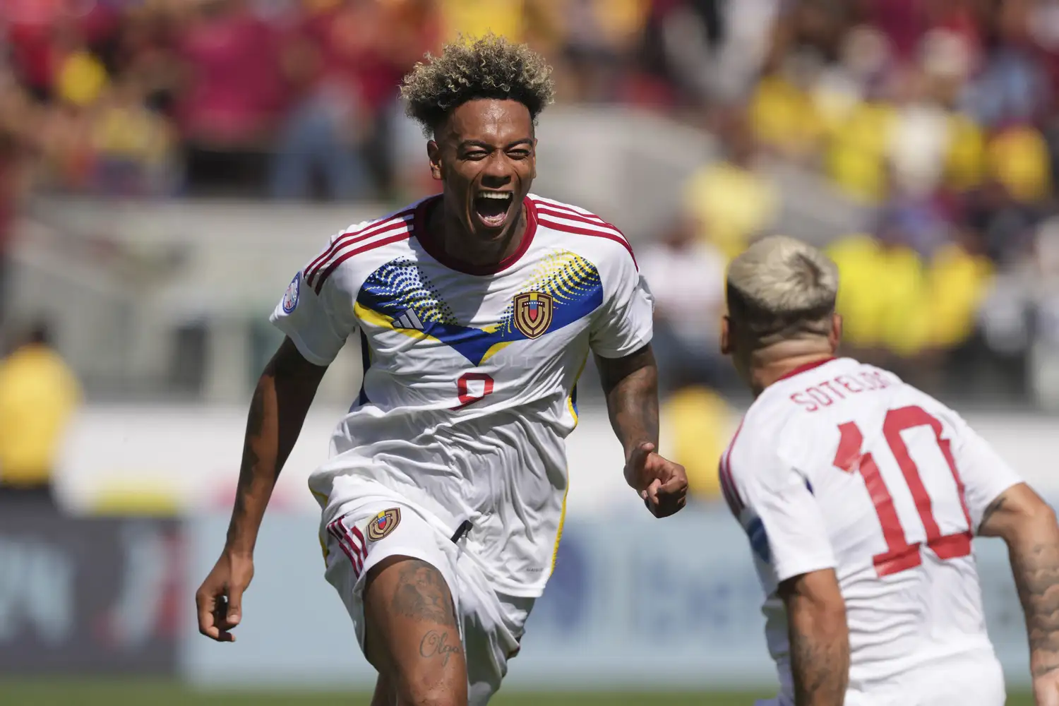 Jhonder Cádiz festeja el empate venezolano.