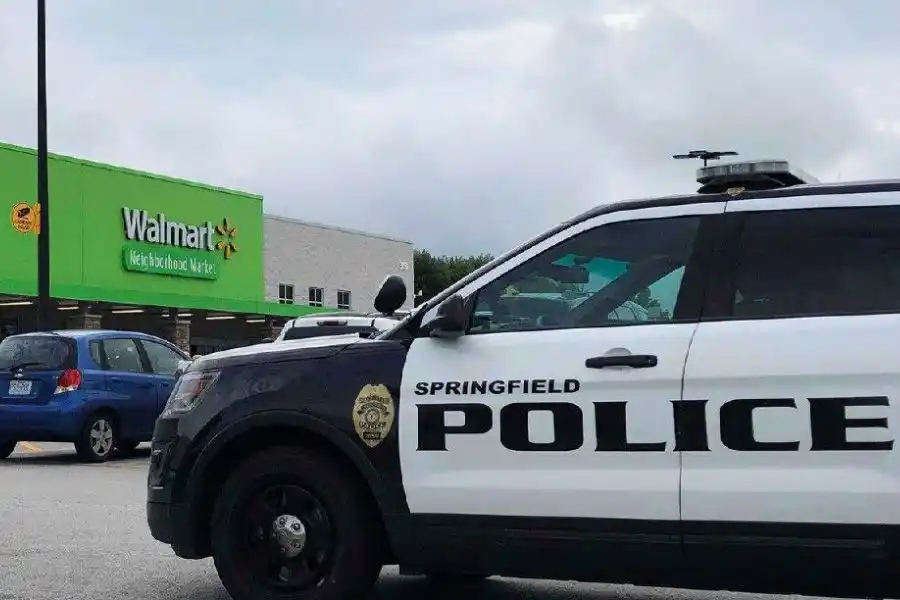 Ingreso a una tienda equipado con un chaleco antibalas y un rifle